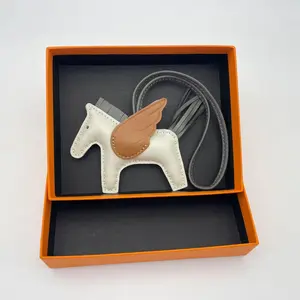 Versatile and fashionable bag charm in the shape of a little horse, in classic color schemes