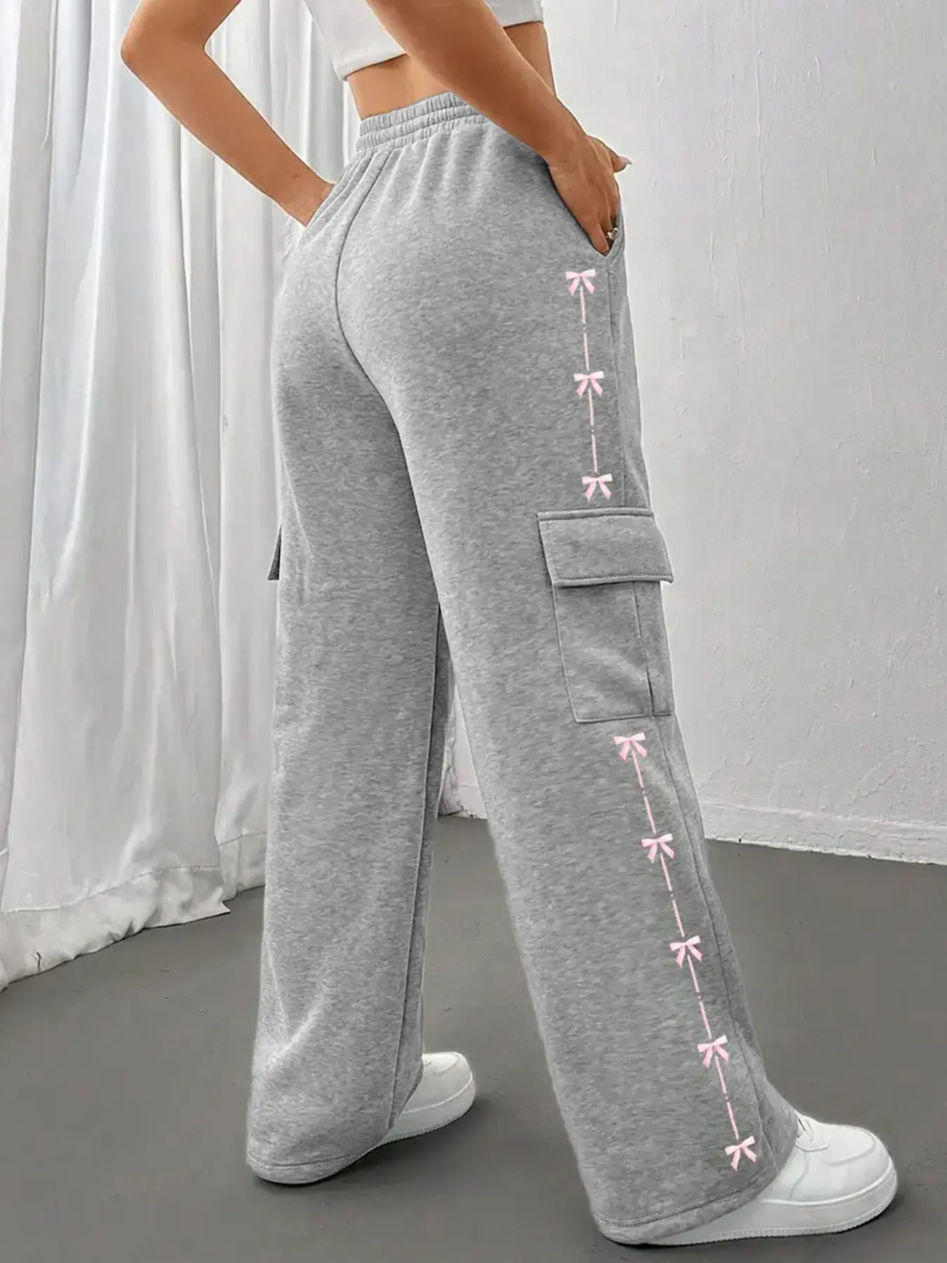 Women's Grey Coquette Sweatpants with Pink Bows, Cute Ribbon Side Detail Wide Leg Cargo Pants, Y2K Soft Girl Aesthetic Loungewear，Grey Cargo Sweatpants with Pockets, Sweet Bow Knot Side Striped Trousers, Loose Fit Casual Joggers for School & Daily