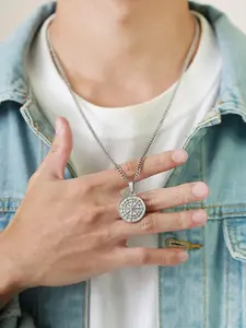 Men's Stainless Steel Necklace, Navigation Compass Design, Durable Metal Chain, Ideal for Outdoor Adventure and Daily Wear, Jewelry Gifts