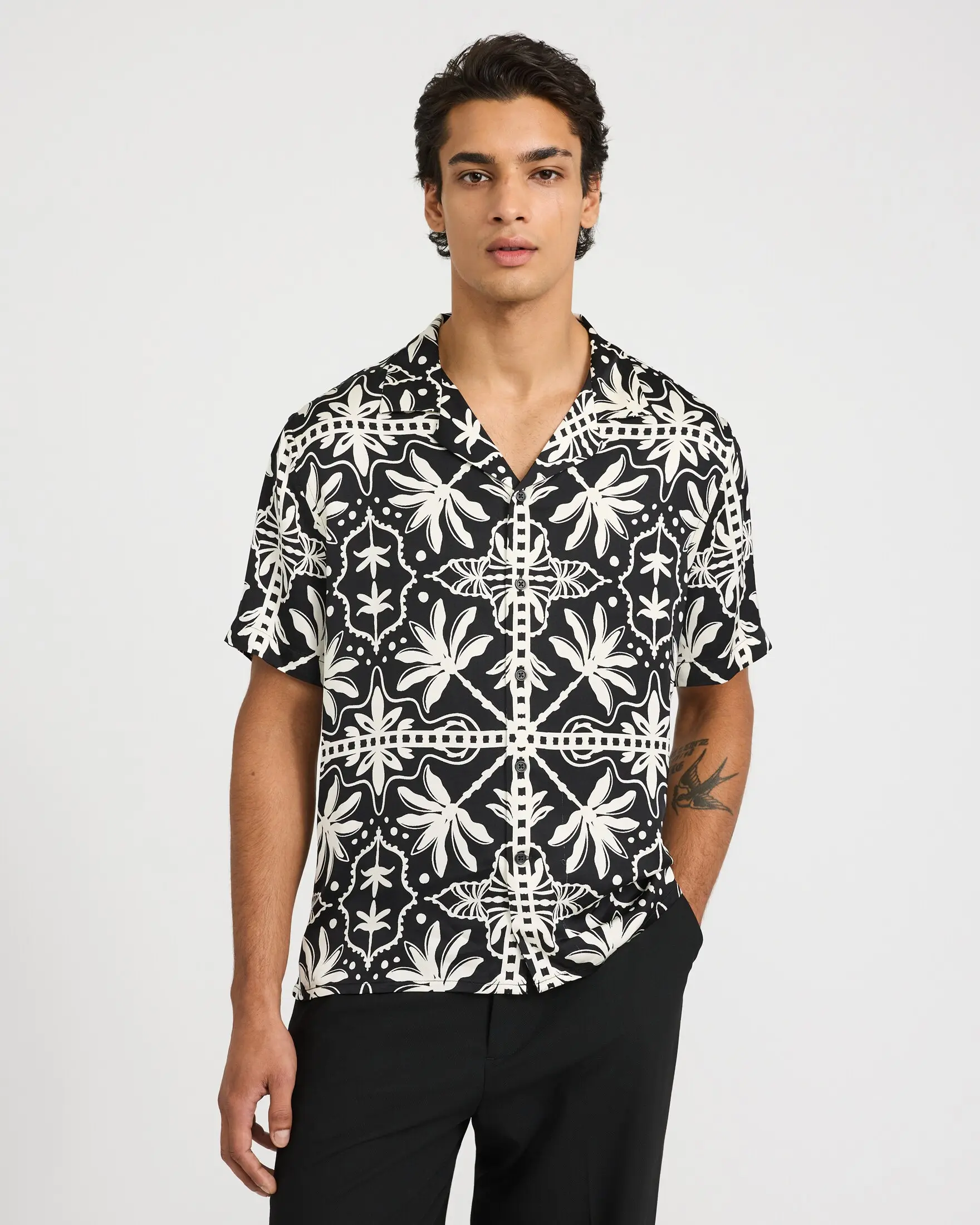 Express Men's Silky Baggy Fabric Abstract Palm Short Sleeve Resort Shirt, Menswear Essential for Jeans Pairing