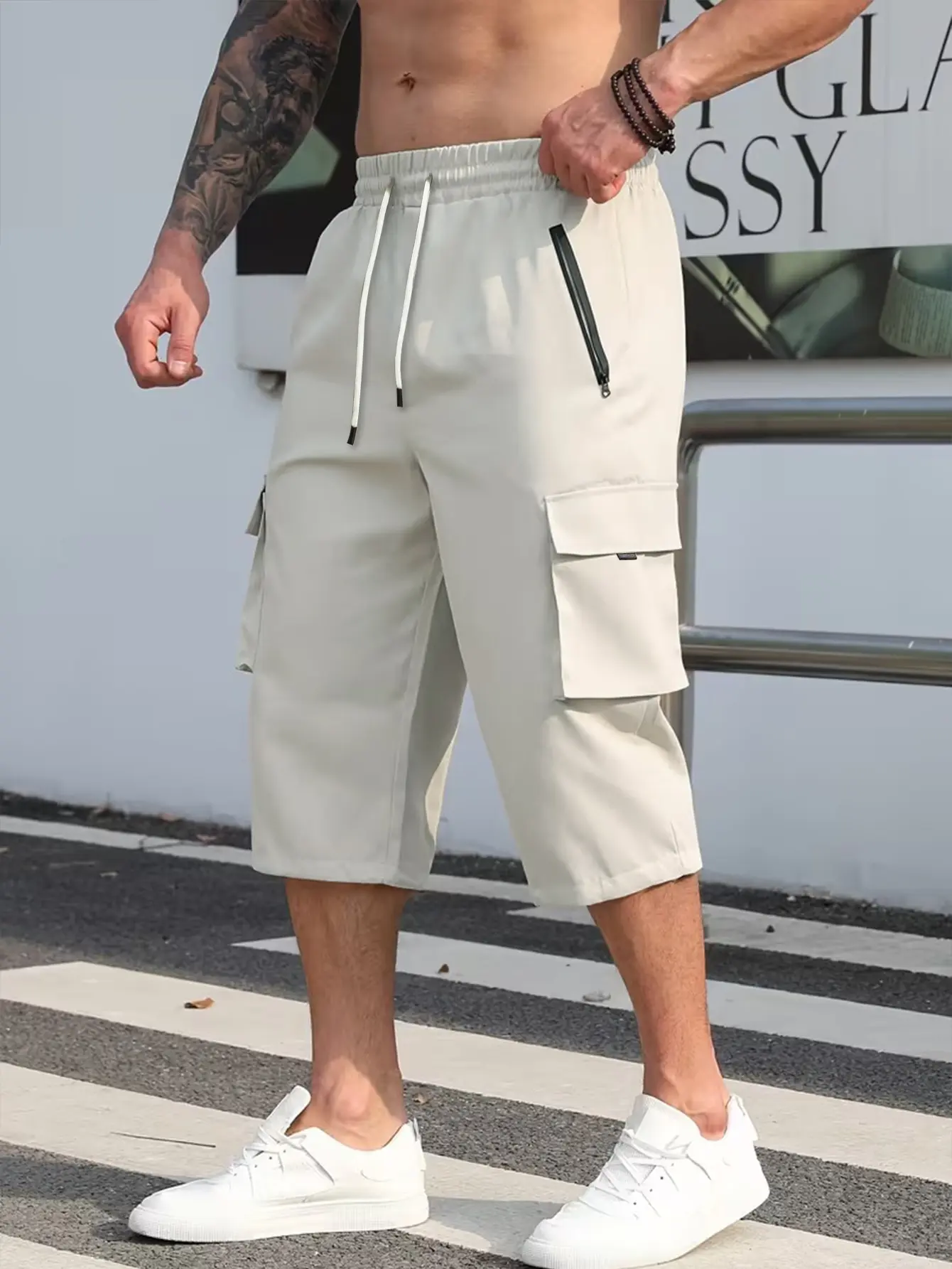 Men’s cargo capri pants made from lightweight, drapey fabric featuring multifunctional large patch pockets and an elastic drawstring waist. Street-style functional design suitable for everyday wear—casual outings and commuting. Trouser Tropical