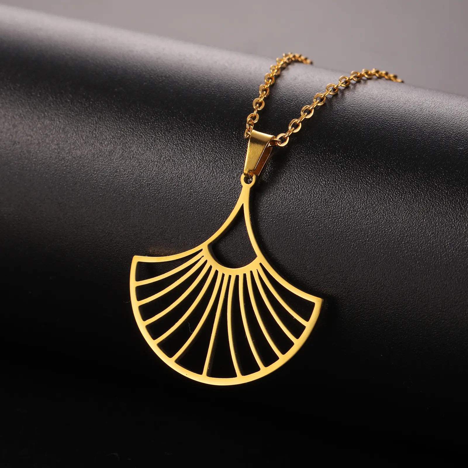 Cazador Ginkgo Biloba Pendant Necklace for Women Stainless Steel Aesthetic Filigree Choker Necklace Birthday Gift Jewelry 2026