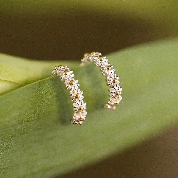 s925 sterling silver Daisy Huggie Hoop Earrings，Minimalist Simple Unique Earrings for galentine‘s party valentine’s day gift，fashion zirconia earrings，anniversary holiday jewelry，gift for women