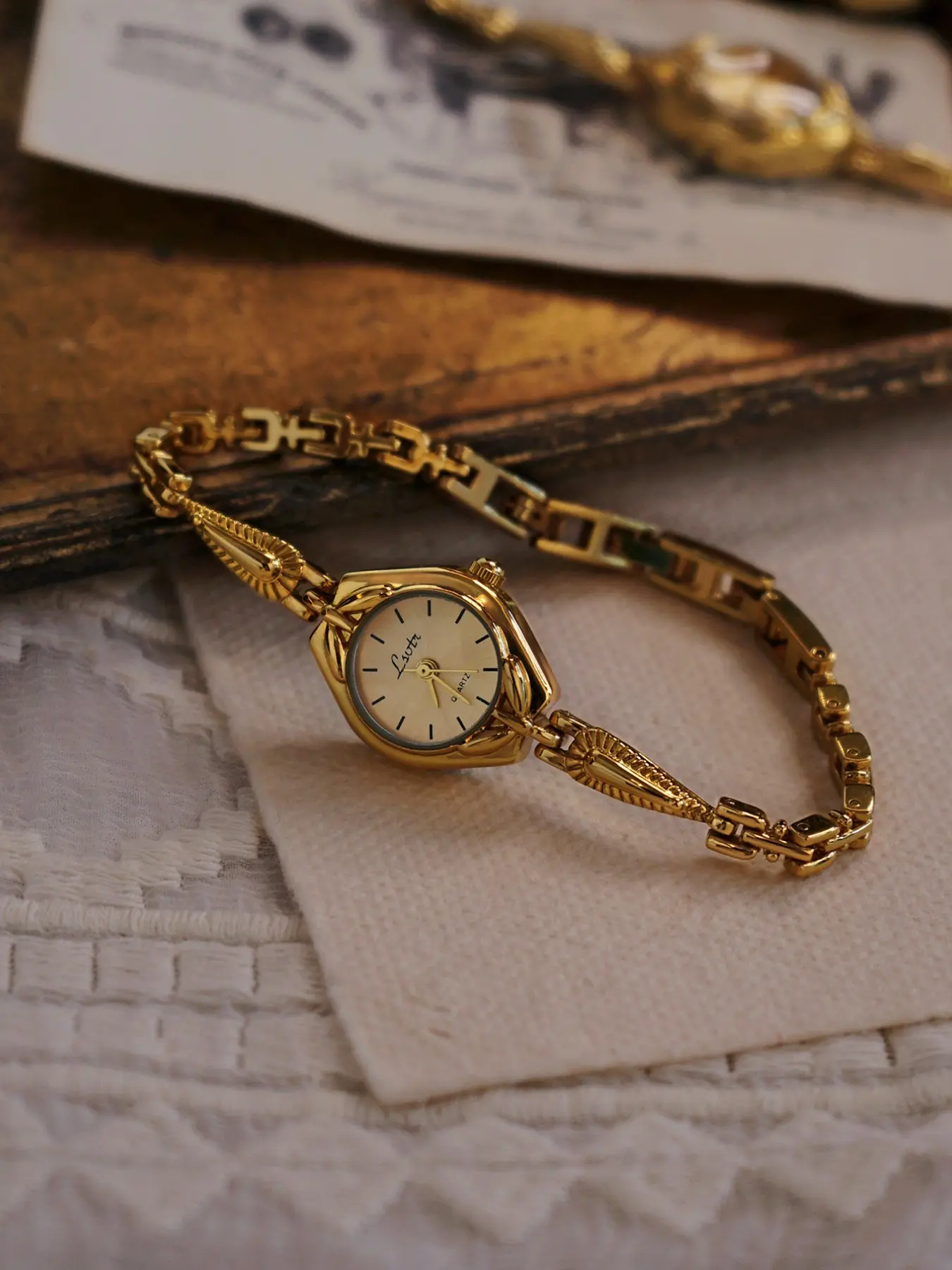 1 new gold French classic retro ladies casual quartz watch, Classic analog watch, stainless steel strap, diamond case with gold dial and black linear scale, niche design, suitable for daily wear Quartz Wrist Watches