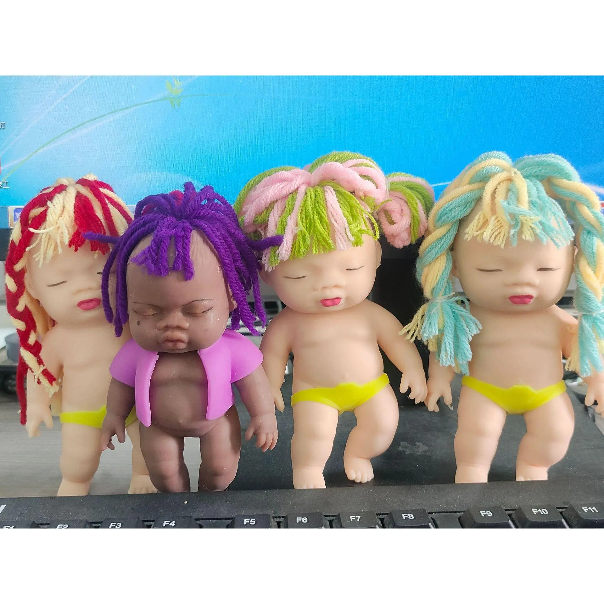 Skin-colored woolen doll (random)