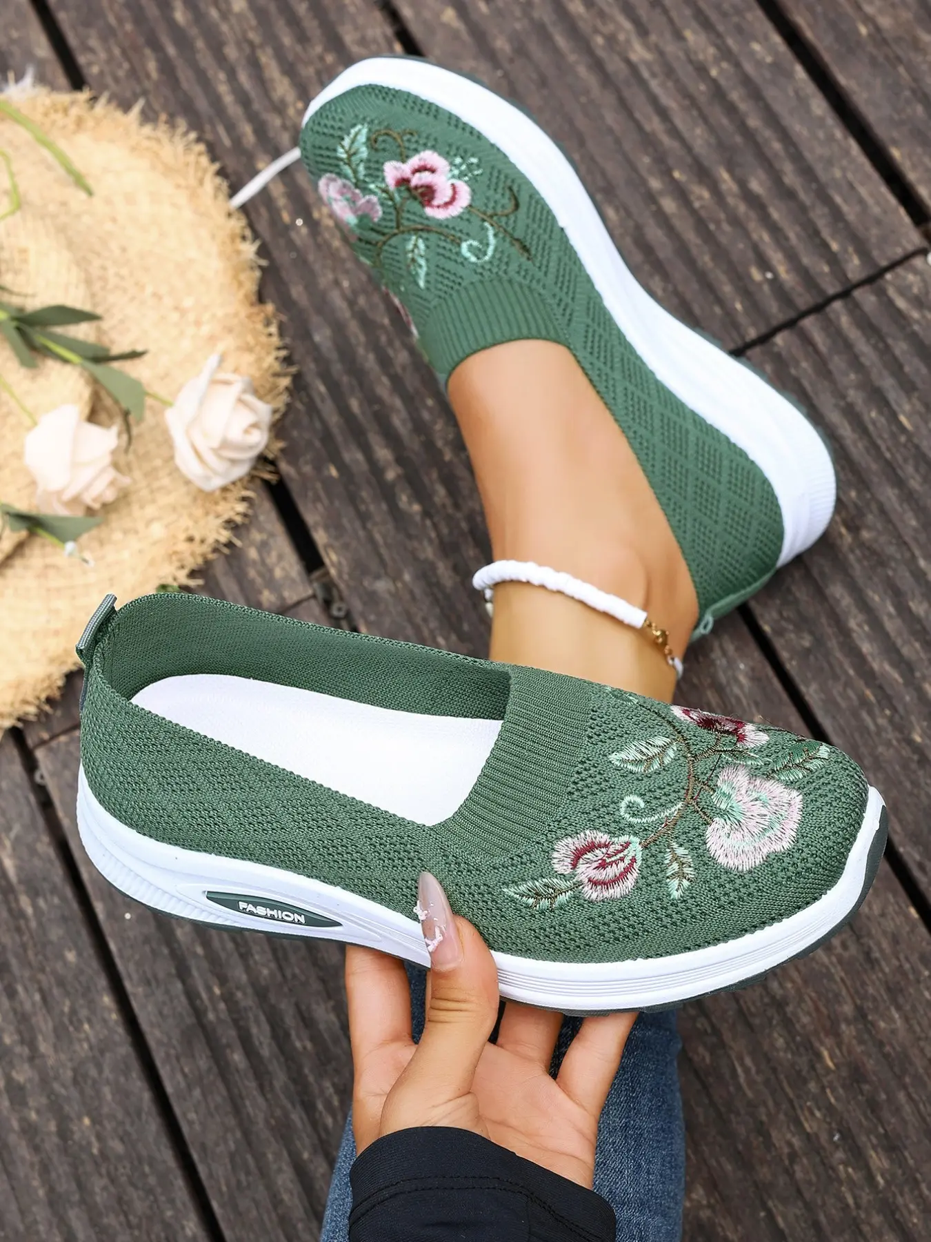 A pair of women's old Beijing cloth shoes, Fashion Casual Shoes, thick-soled breathable walking shoes, comfortable and soft sole slip-on walking shoes, Slip Ins Shoes, with embroidered floral design on the upper, suitable for moms to wear outdoors.