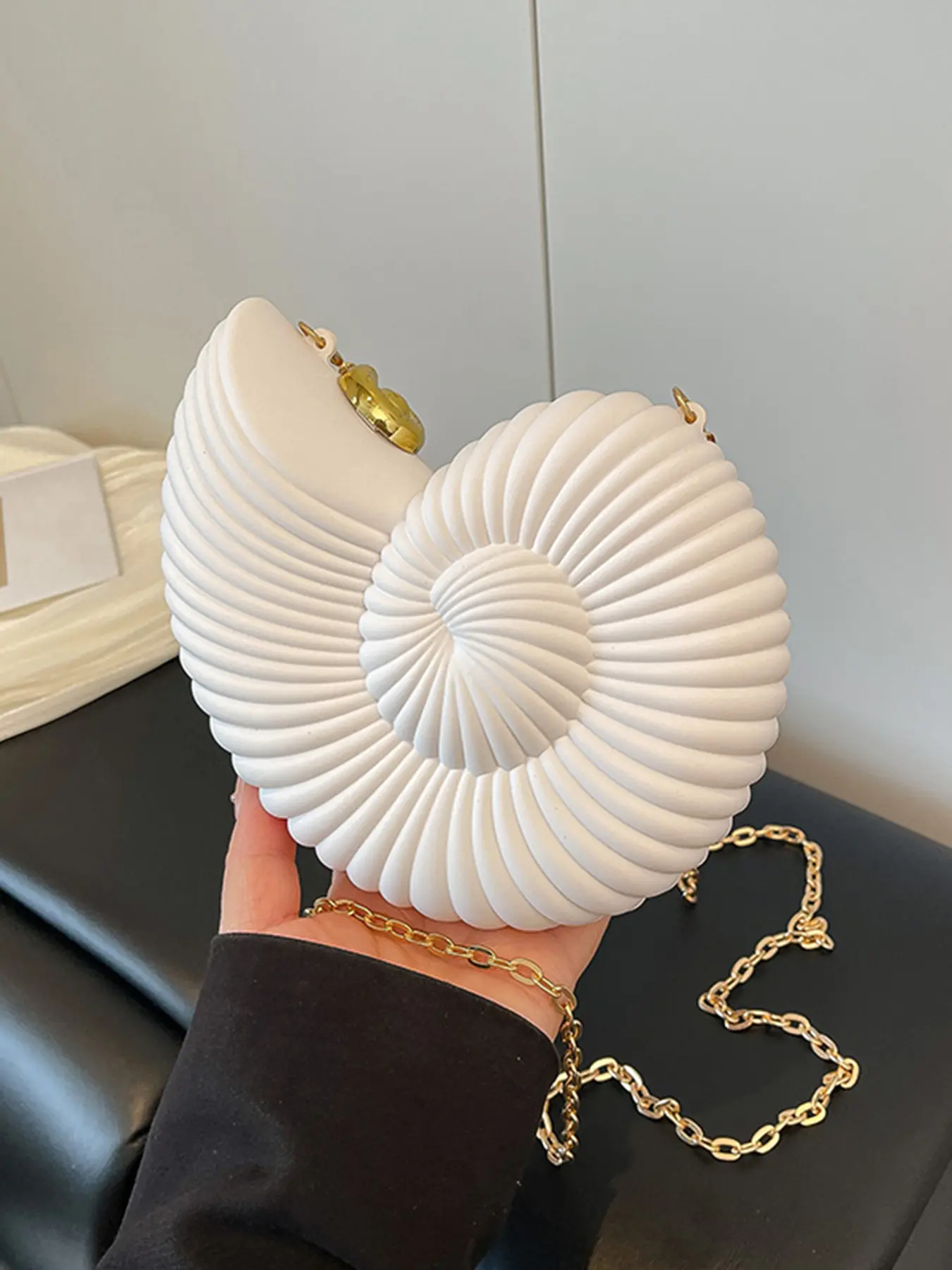 Shell shaped bag, Fashion crossbody bags, embossed crossbody bag with a chain shoulder strap design, suitable for parties, socializing, and outdoor photography