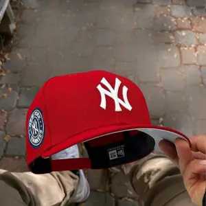 Red New Era New York Yankees Adjustable Baseball Cap, MLB Streetwear Style, Collector’s Limited Edition 2026 Urban Streetwear Gorra premium, moda urbana para hombres y mujeres, ideal para destacr tu estilo en TikTok.