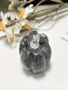 1pc Hand-Carved Natural Pumpkin Crystal Stone Craft Ornaments, Pocket Guard Crystal Stones Imitating Cute Pumpkins, Perfect Decorative Artworks, Suitable for Halloween, Birthday Gifts, Room Decorations, Horror Element Themes