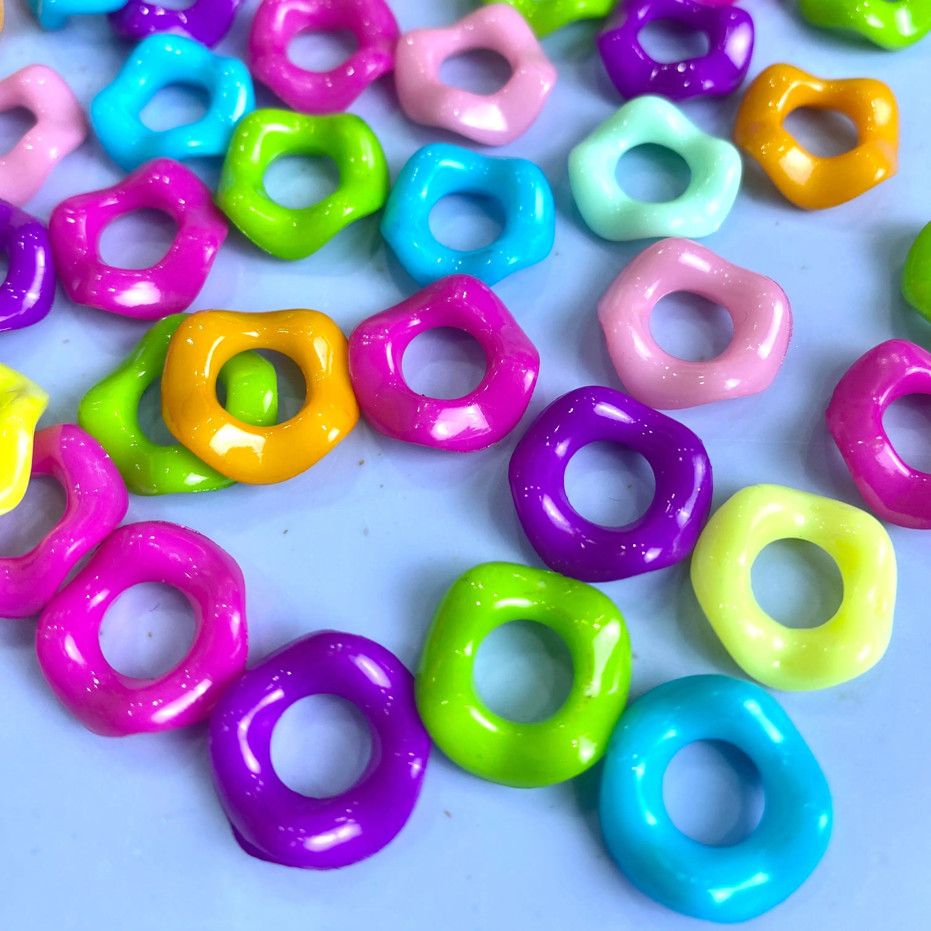 Kingward Beading Supplies, 100-Piece 16mm Wavy Spacer Charms & Pendants, Mix Colors for DIY Crafts, Keychains & Phone Chains, Colorful