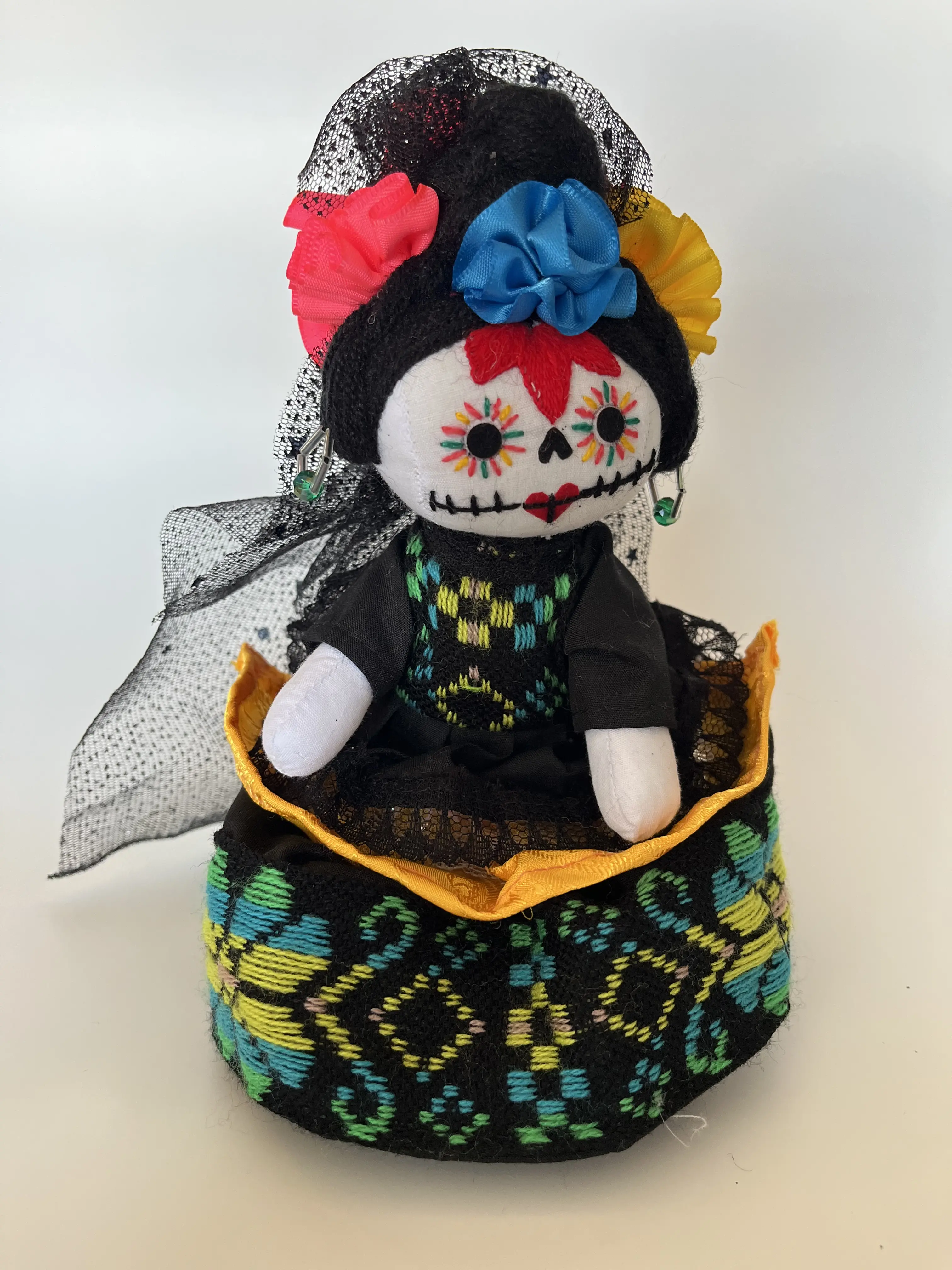 Muñecas Marias,  muñeca artesanal esta hecha de tela, trapo, y bordado, decorado mexicano estilo dia de muertos y tradicionales.son origuinales de Queretaro, estilo folklóricoaltura de 7 a 6 pulgadas de Pacho 4 pulgadas