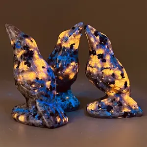 Natural Flame Stone Crow Statue Handcrafted Crystal Raven Emberlite UV Reactive Statue Mineral Specimen Home Desk Decoration Handmade Valentine's Day Gift