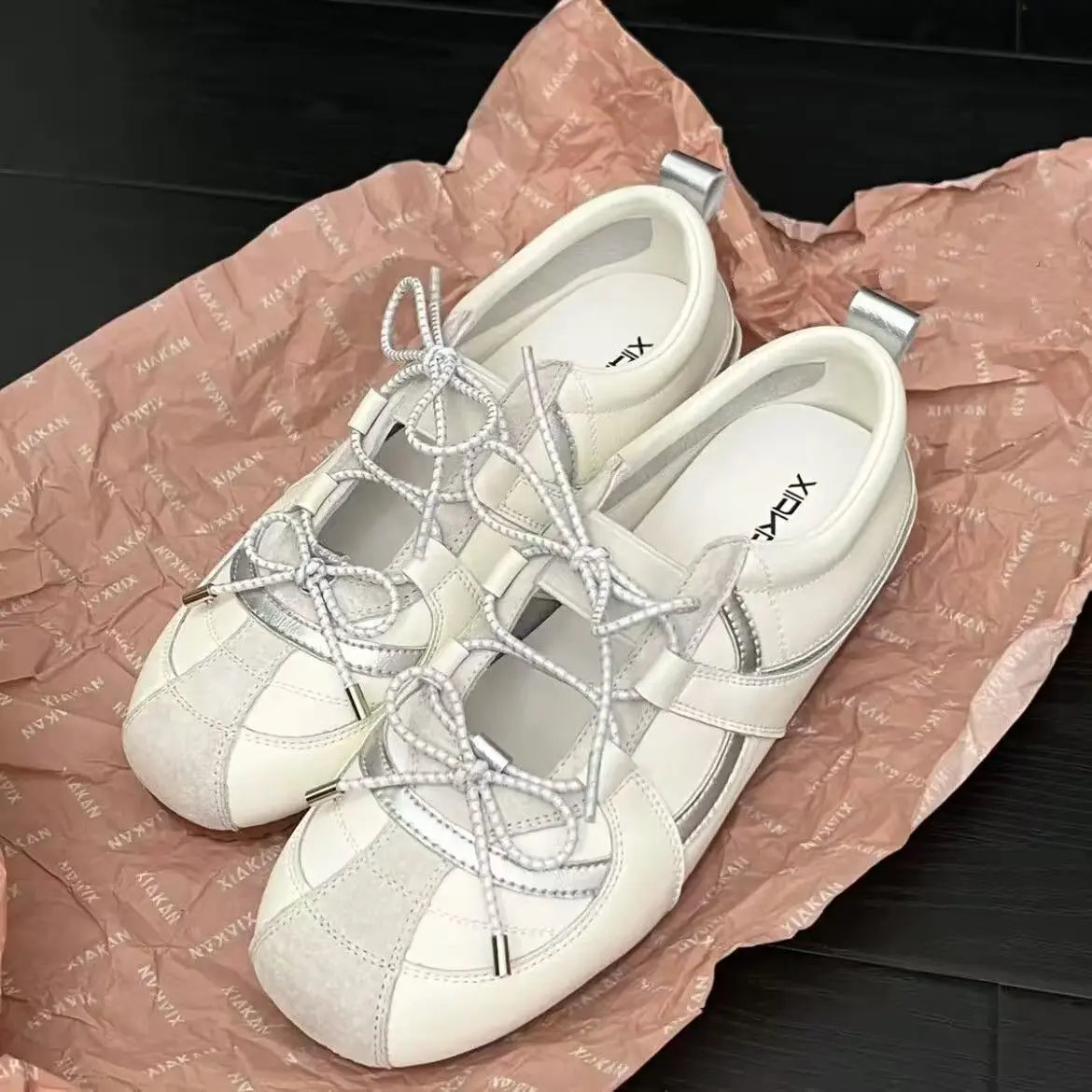 Vintage Streetwear Women Lace Up Sneakers Metallic Shiny Silver Off White Soft Trainer Shoes Lightweight All Match Daily Outfit Fashion Walking Casual Footwear