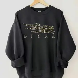 SITKA Camouflage Bottomland Pattern Oversized Streetwear Graphic Sweatshirt, Vintage Logo Menswear, Trendy Unisex Cotton Top for Casual Enthusiasts