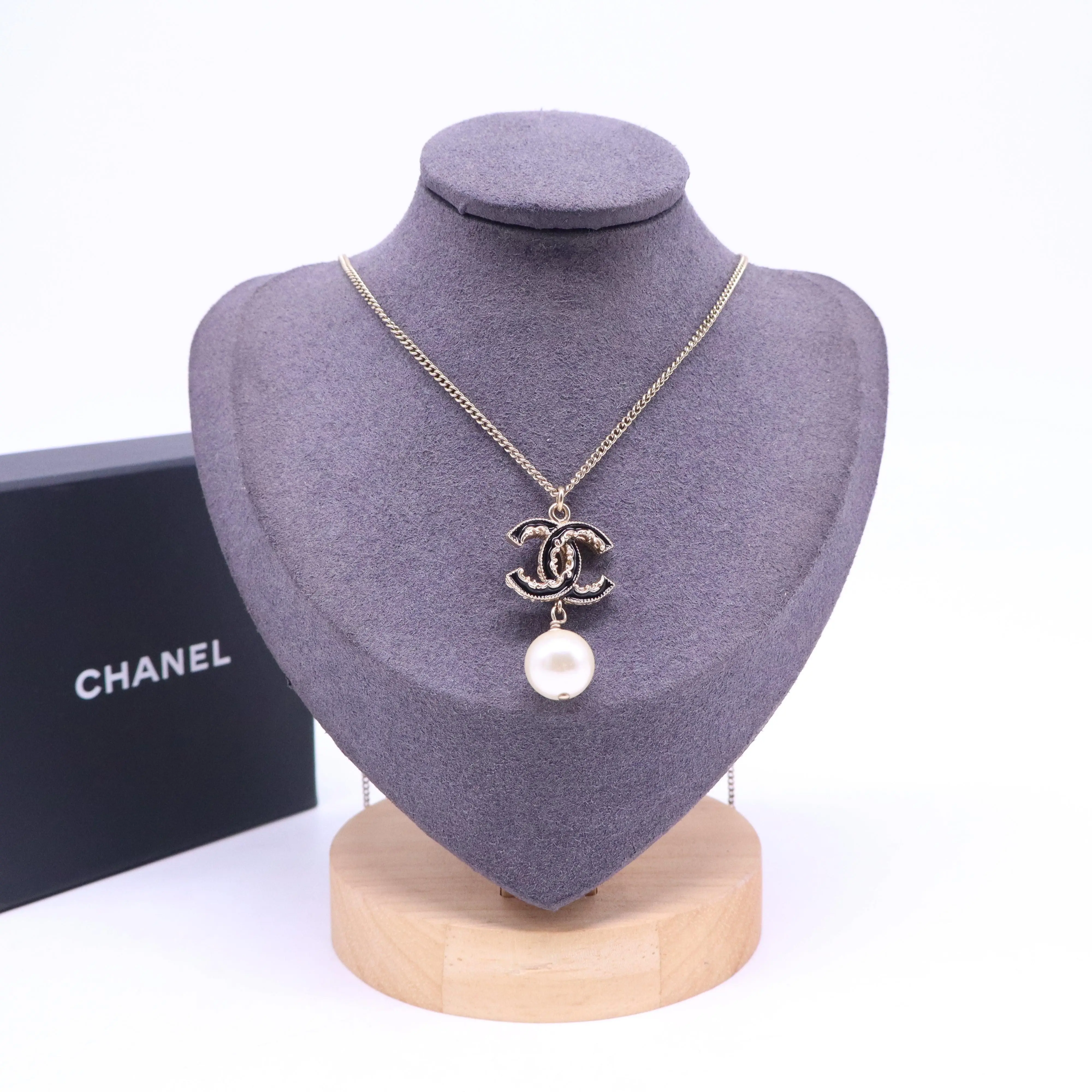 Pre-owned Chanel CC Logo Faux Pearl Pendant Necklace W21210