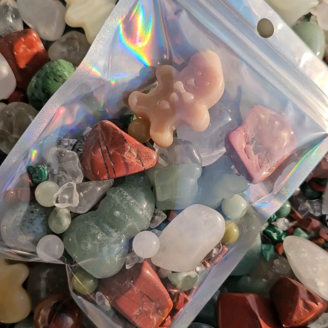 Christmas Crystal Confetti Mystery Scoop, Assorted Festive Mix with Holiday Carvings and a Bonus Selenite Wand, Christmas Carvings, Adds Mystique, Home Ornament