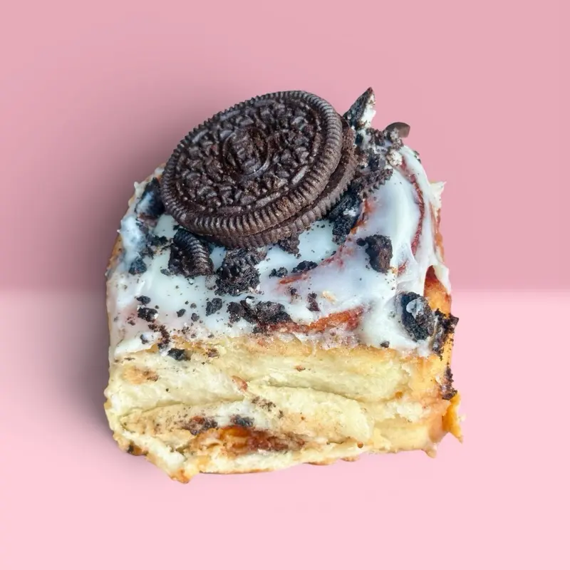 Cookies n Cream Cinnamon Roll (4-Pack) - DIY Heat & Serve, Chocolate Baked Pastry with Frosting & Crumbles, Vanilla, Dessert