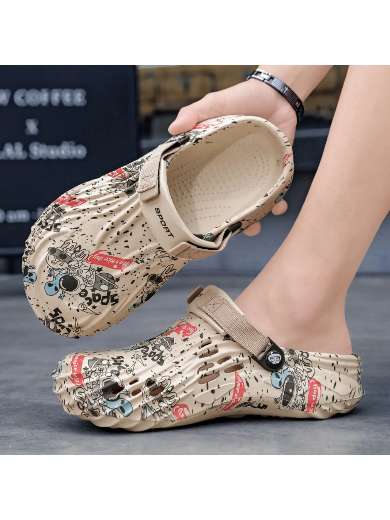 Cave Shoes New Men's Summer Outdoor Beach Shoes Sports Baotou Slippers Soft Sole Comfortable Wade Sandals