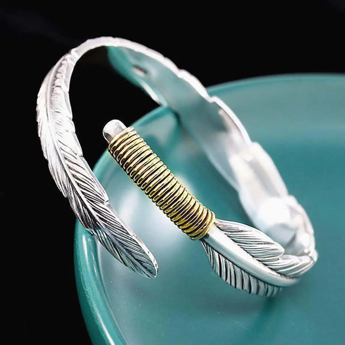 [Limited-Time Event] Fashionable Bangle - Feather Motif, Edgy Artificial Gemstone Bracelets & Anklets, Single Size, Unisex Adult Daily Wear Jewelry, Retro Simple Charm, All-Match Personalized Gift for Accessory Enthusiasts, Adults