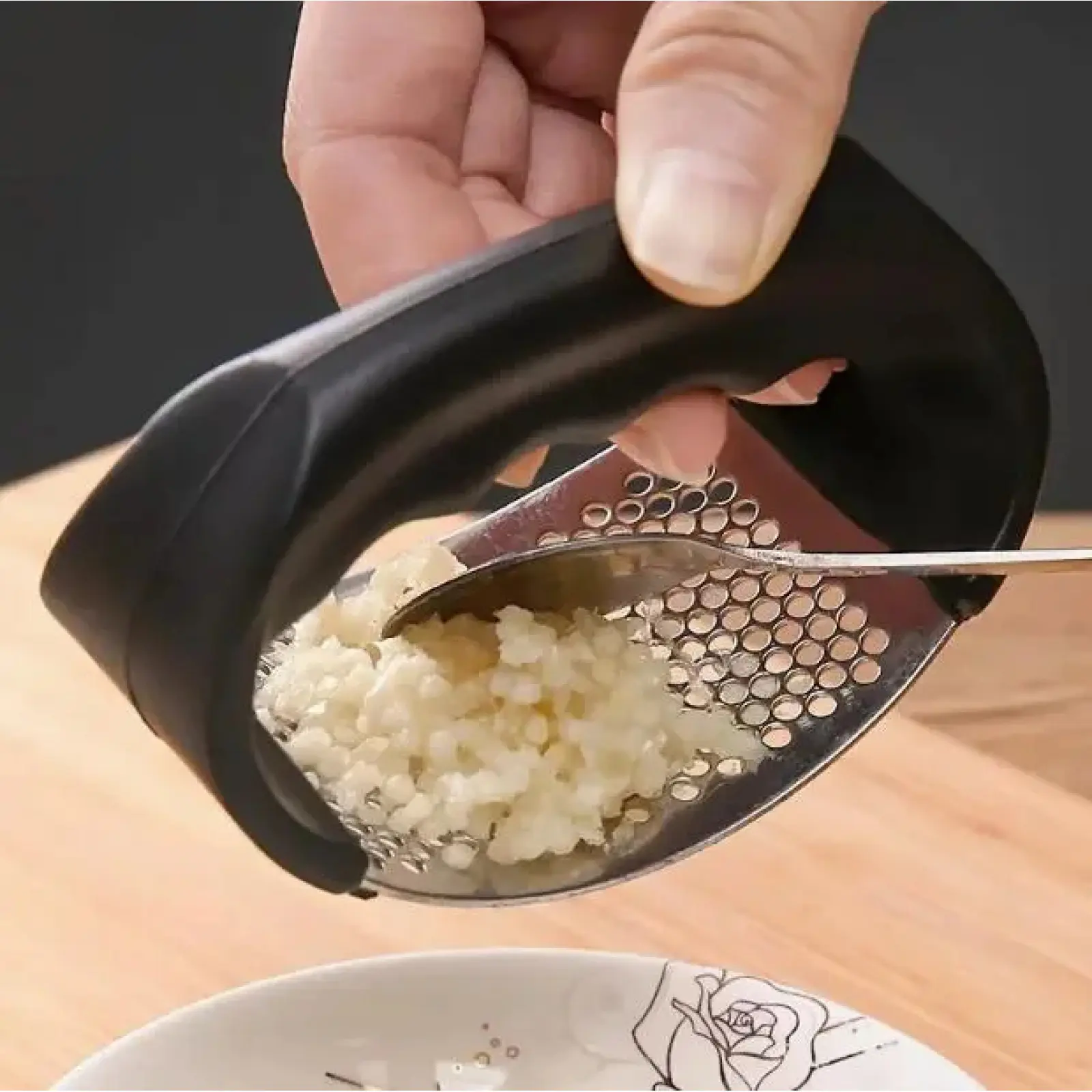 Stainless Steel Garlic Press - Easy-to-clean and durable kitchen gadget for chopping and crushing garlic, perfect for apartments and dormitories