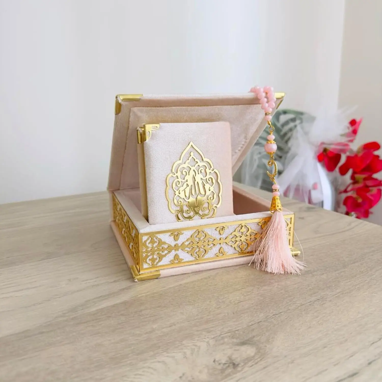 Quran Gift Box Set with Velvet Covered Box Pearl Tasbeeh for Eid Ramadan Weddings Islamic Home Decor Gift Koran Tasbih with Decorated Box Muslim Table Decoration Elegant Decorative Religious