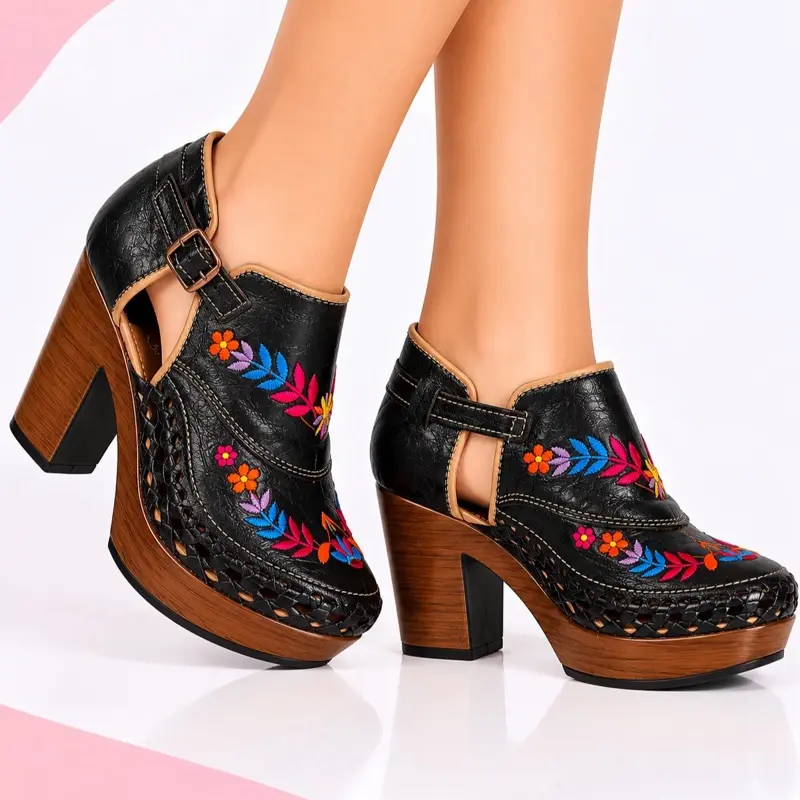 Bota de piel oscura bordada - bota artesanal hecha en México - bota Mexicana - mexican boots - artesanía mexicana - hecho en México