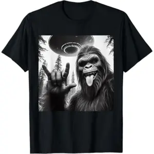 100% Cotton Funny Sasquatch Bigfoot Rock On Selfie With UFO Alien T-Shirt