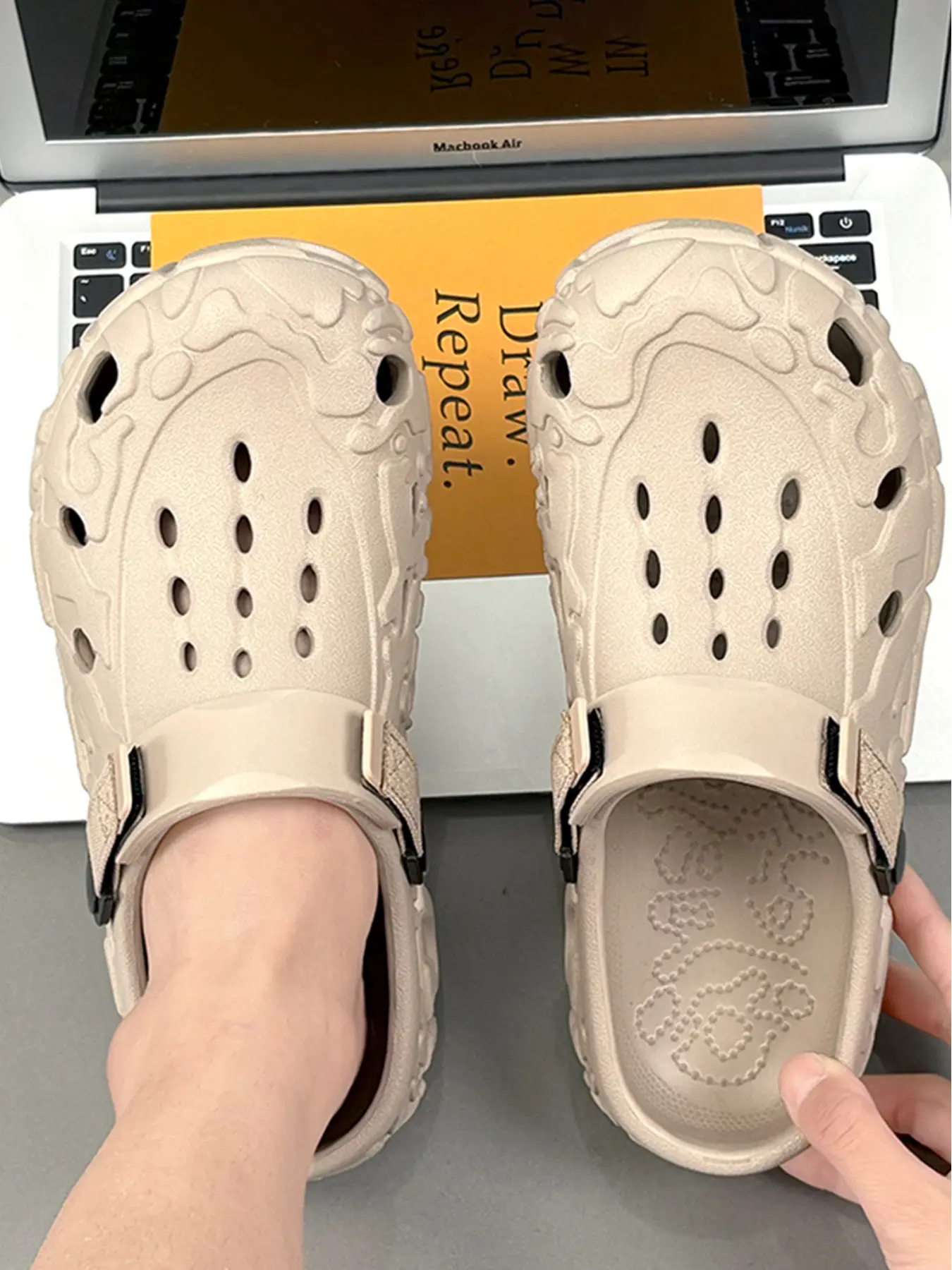 Unisex Adjustable Strap Textured Design Clogs Footwear, Lightweight EVA Breathable Hole Shoes for All-Day Wear, Unisex Casual Slippers