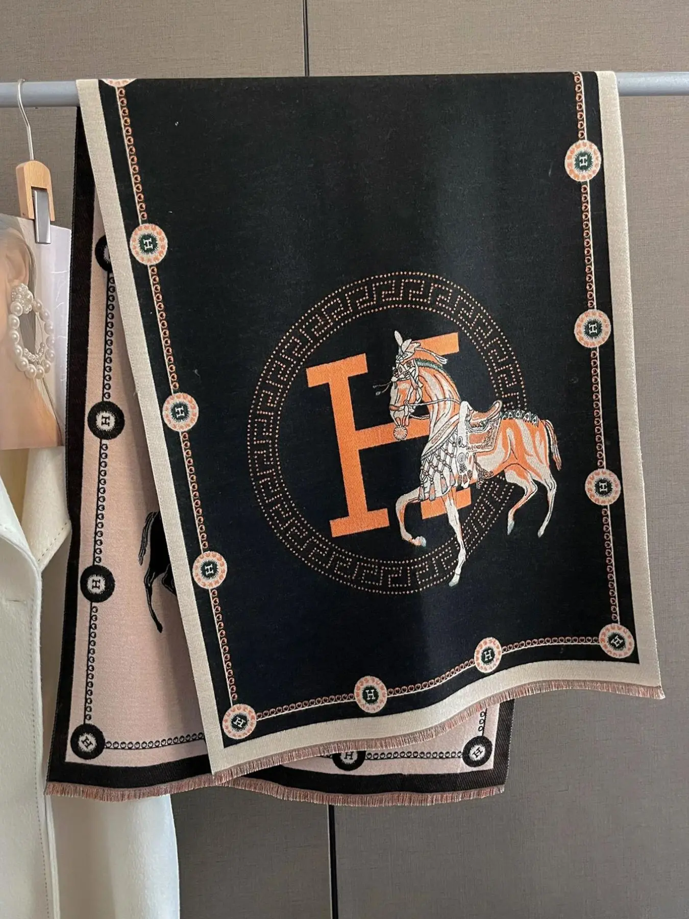 Women's Fashion Letter Carriage Print Scarf, Medium-Length Neck Warmer, Multifunctional Shawl Wrap, Casual Soft Scarf, Neck Scarves, Autumn Winter Accessories