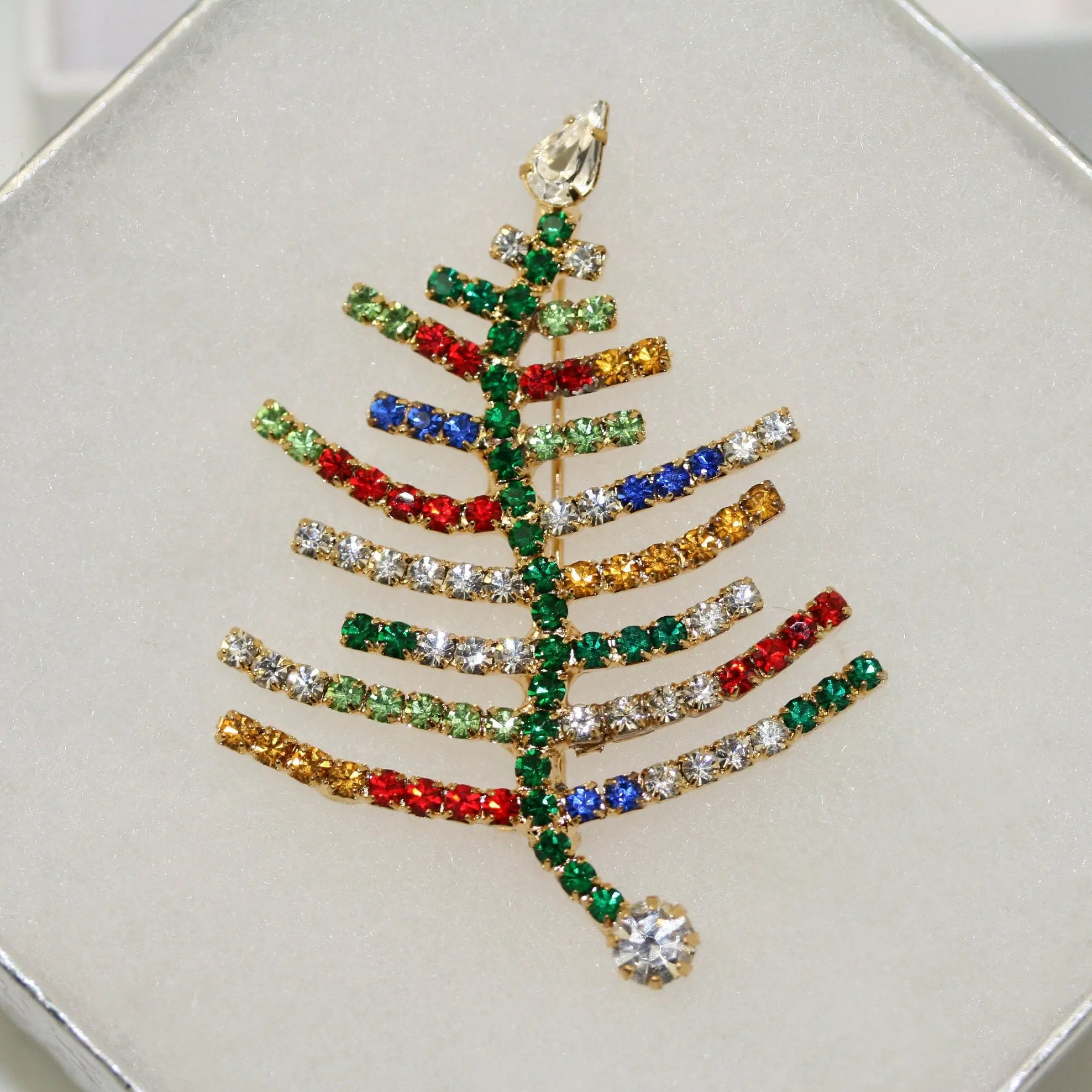 Vintage Gold-Tone Tree Shape Christmas Brooch Pin, 2.5 x 1.75 inches Prong-Set Multi-Color Rhinestones Sparkle Effect Fashion Accessory, Quality Workmanship Collector's Item for Hostess Holiday Wear, Unisex Gift in Excellent Condition
