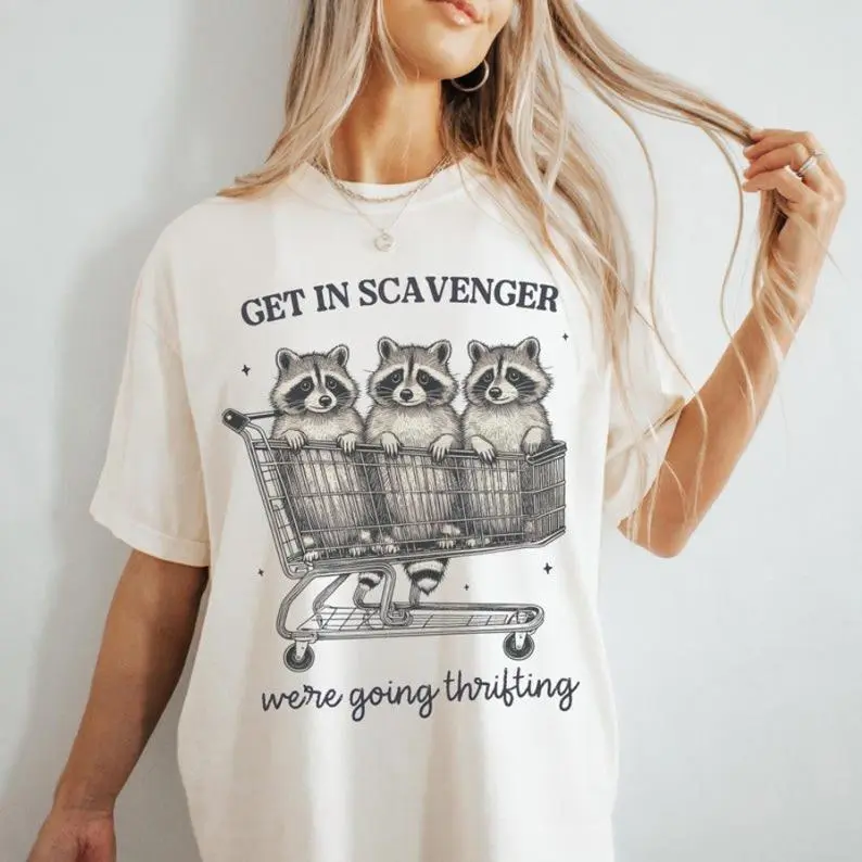 Women's Casual Short-Sleeve Tshirt - Vintage-Style Fitted Graphic Tee with Retro Raccoon Thrifting Print