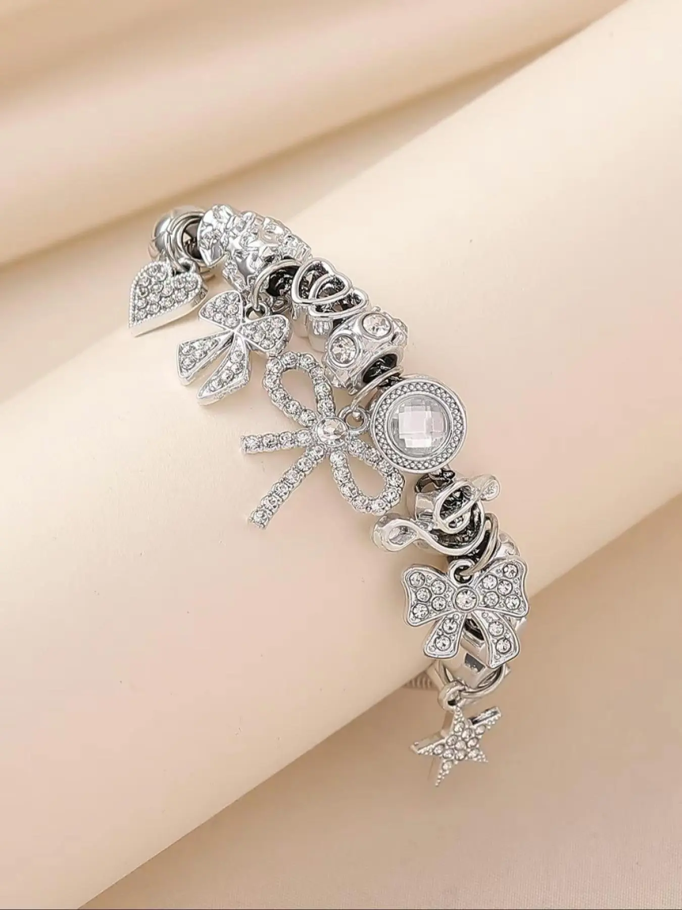 Multiple fashionable and trendy bracelets to choose from, charming bracelets, Heart Bracelet, suitable for daily wear, vacation and dating occasions, and also a surprising and exquisite small gift.