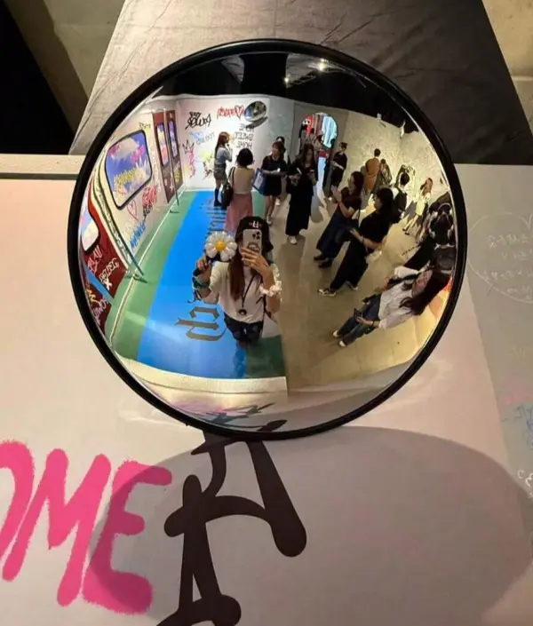 1pc Elegant Art Deco-Style Round Convex Wide-Angle Mirror-Wall-Mounted Decorative Mirror With A Full Plastic Frame; Suitable For Modern Home Decor And Room Styling In Bedrooms, Living Rooms, Studies, Kitchens, And More.