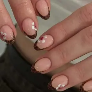 24pcs Clear Nude Base Nail Polish, Rich Tortoiseshell French Tips, Hand-Painted Hibiscus Decor, Oval Shape, Retro Style, Versatile, Nail Art, Nail Art Design