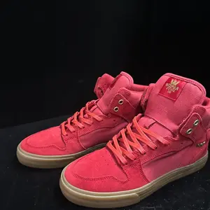 Supra Men's VAIDER Shoe Rose Red Suede Canvas Raw Rubber Sole Mid Top Sneakers