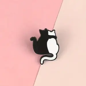 Cat friends enamel pin