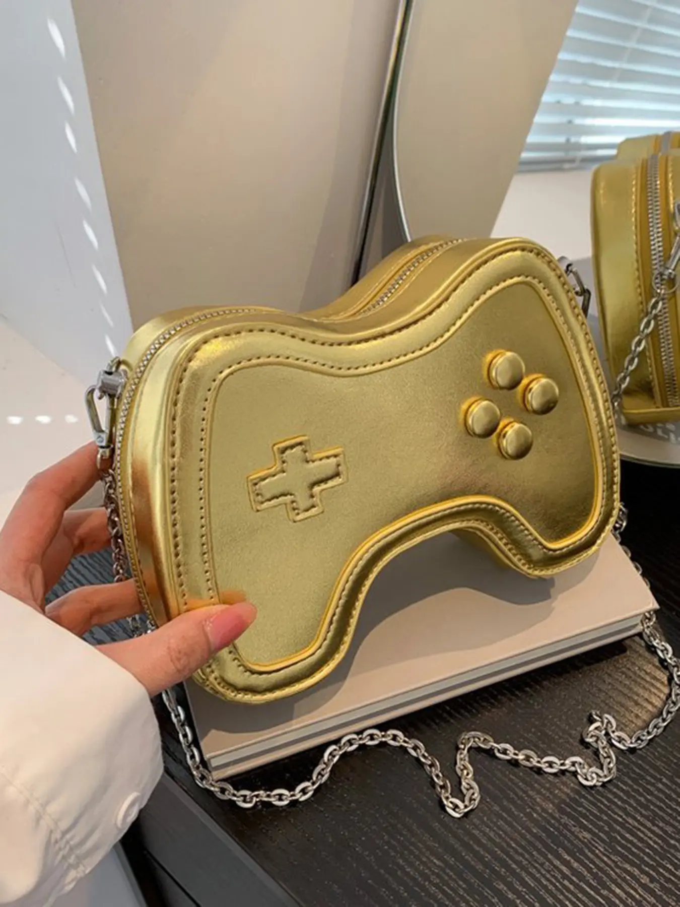 Fashionable and trendy textured sequined shiny handbag, gold aluminum evening bag with diamonds, single shoulder handbag, dazzling underarm women's handbag, Half Moon Purse, Crossbody Shoulder Bag, suitable for dating, dinner parties and other scenes.