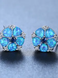 New, stylish, platinum-coated, diamond-encrusted flower ear studs for women, featuring a simple and elegant design, perfect for a variety of outfits and occasions.