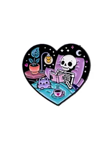 Vintage Reading Skull Enamel Brooch Pin, Hearts Fashion Punk Accessory, Perfect for Bags, Clothing, Hats, Halloween Party Gift, Zinc Alloy Brooch Pin