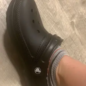 Product Review of Crocs Men's and Women's Slippers - Classic Lined Clogs, Indoor House Shoes from V**a L**z