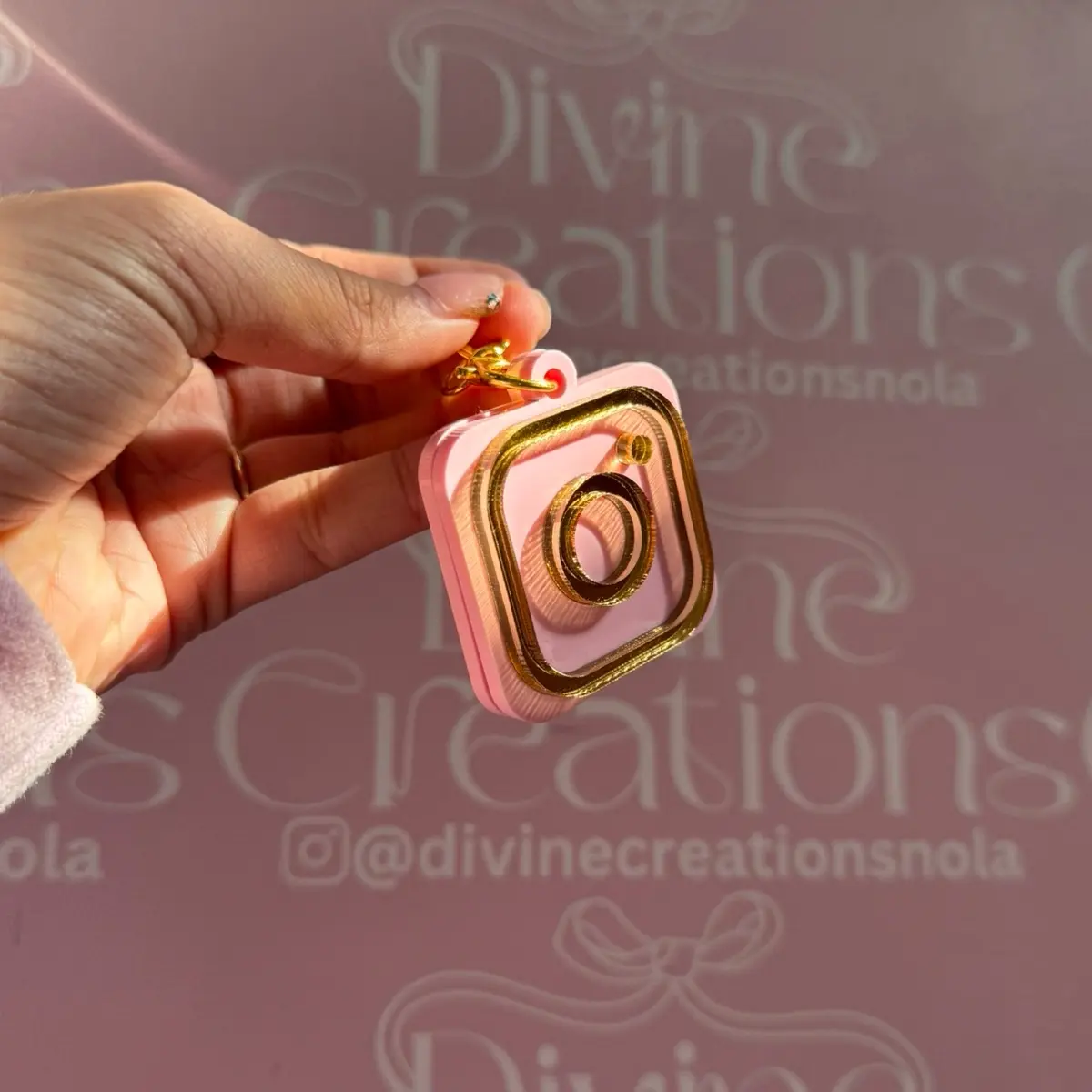 Smart NFC Keychain. Tap your keychain to anyone’s phone to revela social media.