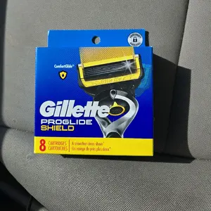 Gillette ProGlide Shield 1 Pack of Cartridges - 8 Refills Included, Comfortable Grip, Metal, Silicone Free, Designed for Reliable Performance - Handle
