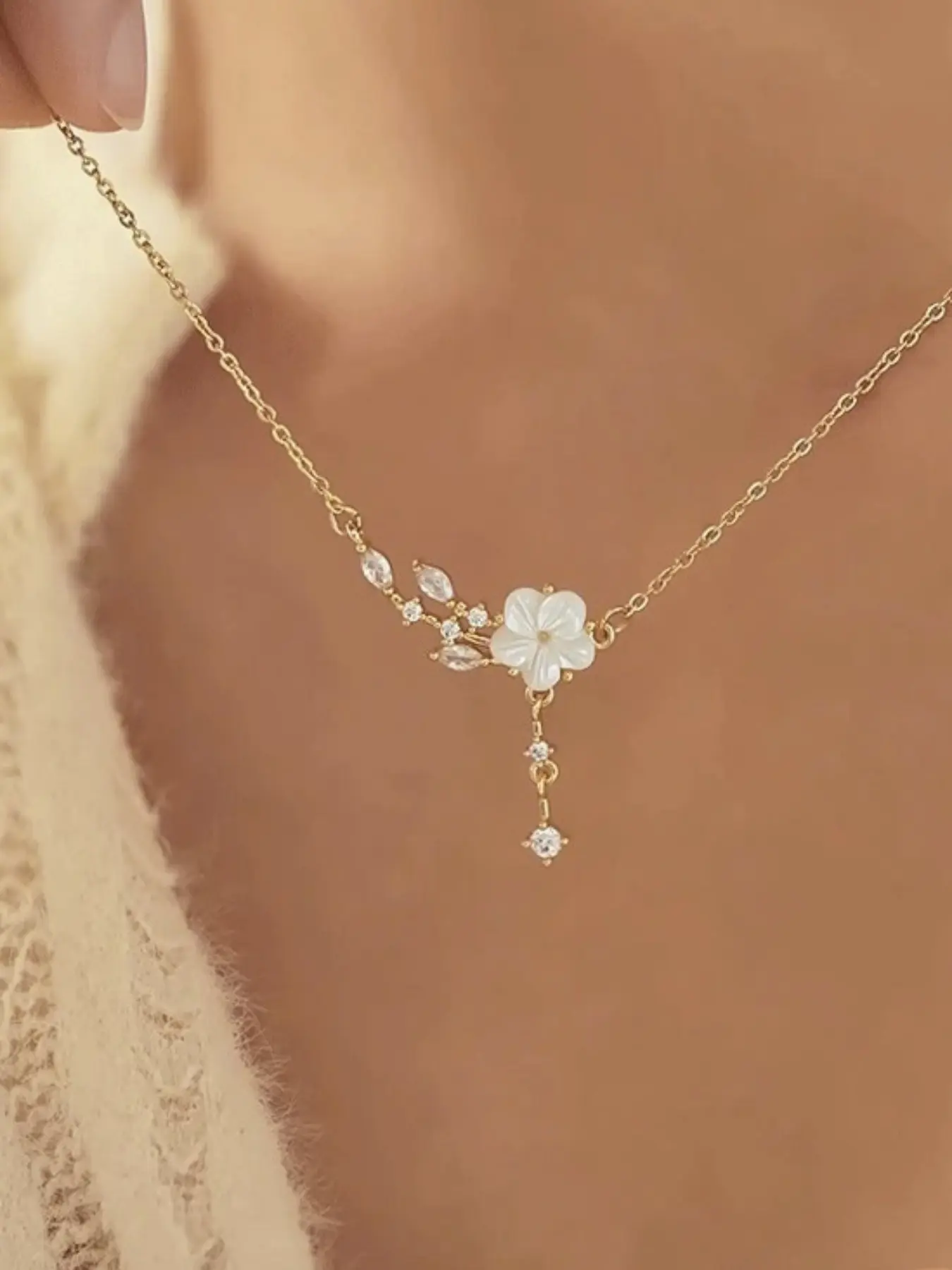 Elegant Zirconia Branch Camellia Flower Exquisite Trendy Pendant with Zirconia Necklace for Women, Unique Design, Gentle and Versatile Clavicle Chain, Whimsical Necklace, Fashion Necklace, Decorative Necklace, Jewelry Necklace