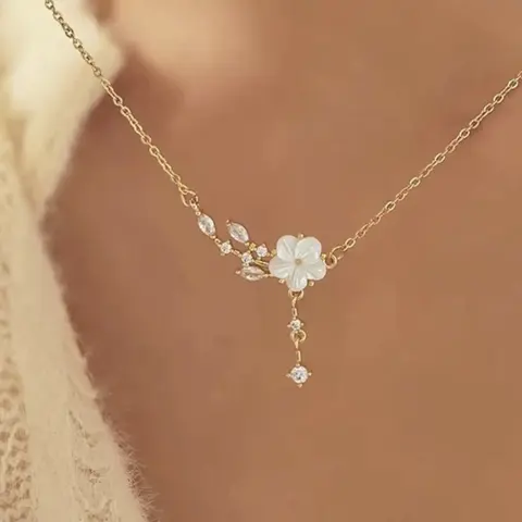 Elegant Zirconia Branch Camellia Flower Exquisite Trendy Pendant Necklace for Women, Gentle and Versatile Clavicle Chain Necklace, Decorative Necklace