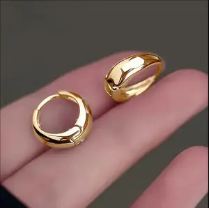 Classic and stylish teardrop-shaped smooth earrings, simple and elegant, showcasing a delicate and cool style