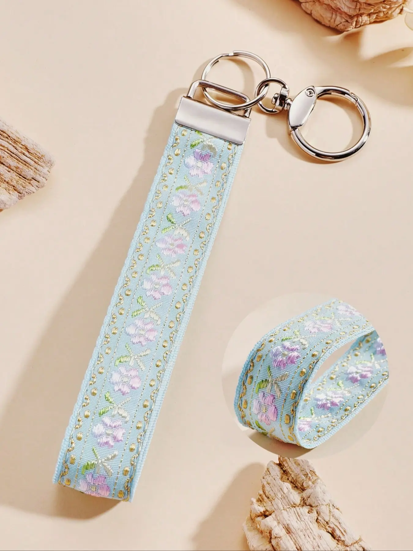 Women's Zinc Alloy Keychain with Embroidered Floral Belt, Keychain Wristlet Strap, Fashionable Car Key Chain, Perfect Gift for Women, Universal Key Holder, Keychain Jewelry, Floral Pattern Keychain