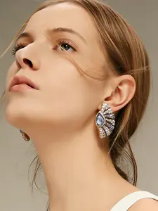 1 pair of retro luxury fan shaped diamond studded earrings, suitable for daily wear, vacation dates, and other occasions, and is also a surprising and exquisite small gift.