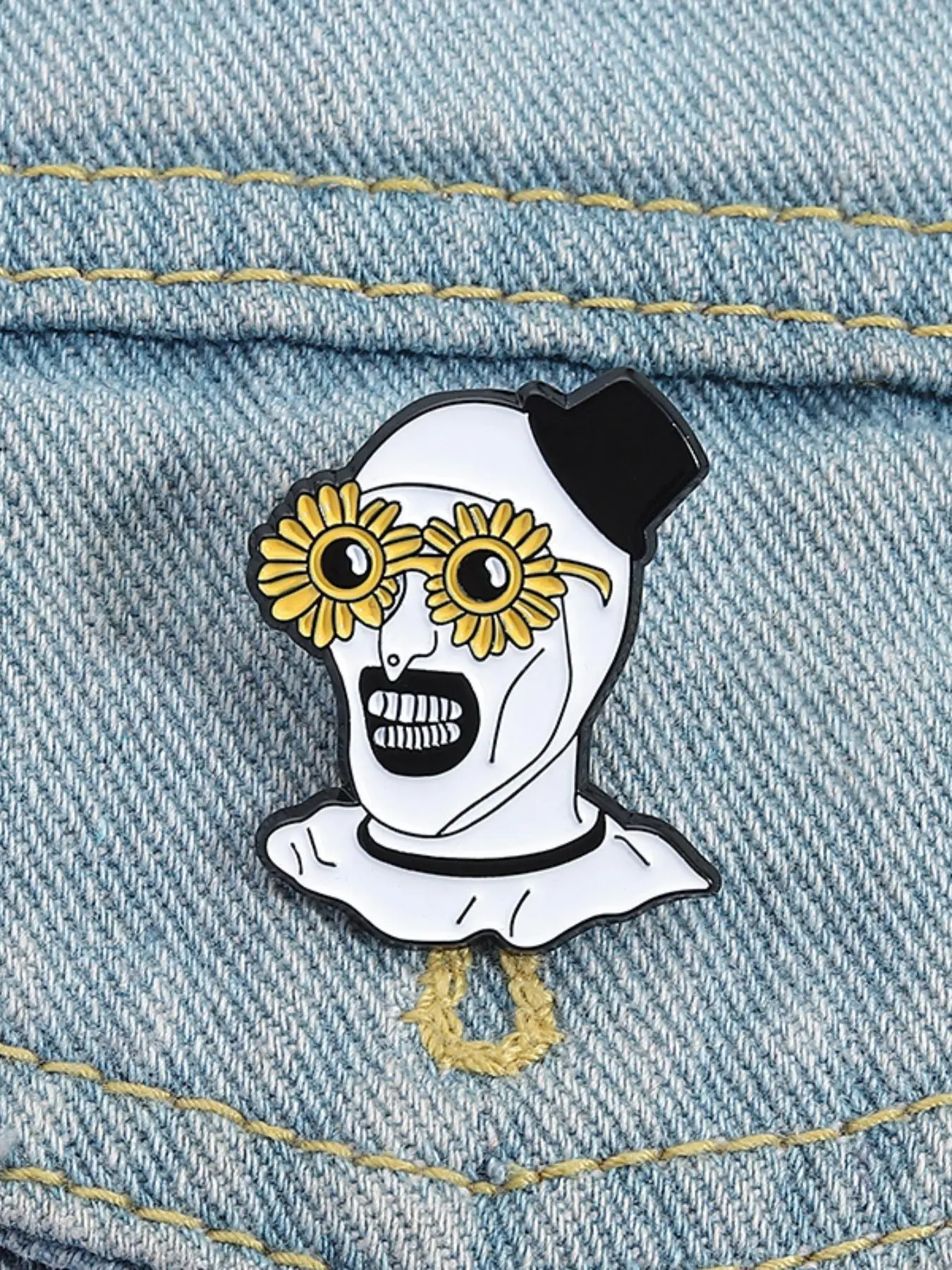 Sunflower Glasses Clown Killer Enamel Vintage Brooch, Horror Movie Themed French Alloy Brooch Pin for Halloween, Badge for Casual Fashion Accessories, Jewelry