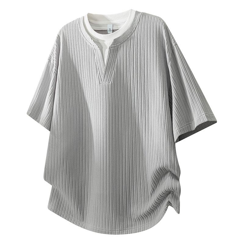 Men’s solid-color V-neck faux two-piece short-sleeve T-shirt with a stylish jacquard texture; casual athletic design that is simple, versatile, comfortable, and breathable—ideal for work commutes, outdoor activities, and everyday home wear.