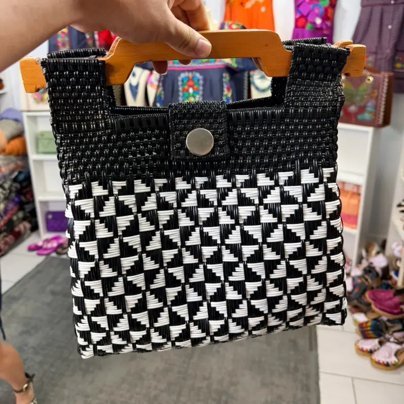 Bolsa plastico asa madera $55 - Eco-Friendly Recycled Plastic handbag - Hermosa Bolsa hecha con plástico reciclado - Artisanal Handcrafted Mexican Handbag, bolsa artesanal hecha en México
